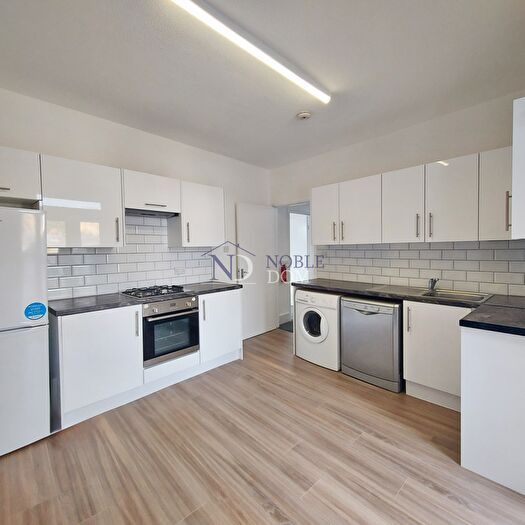 3 Bedroom Maisonette To Rent In Teddington, TW11