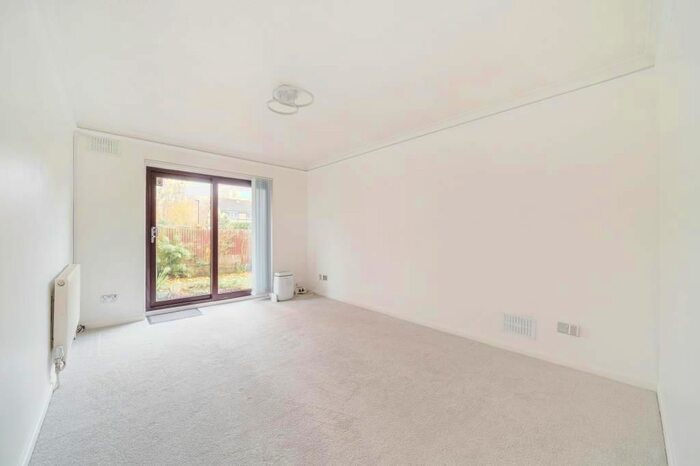 1 Bedroom Flat To Rent In Feltham, Middlesex, TW13