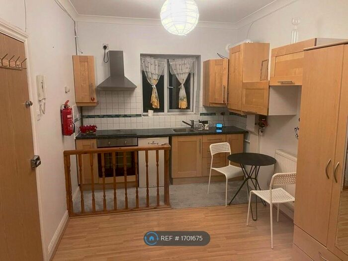 Studio To Rent In Seven Sisters Road, London, N15