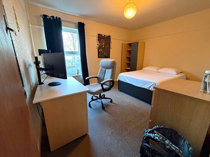 3 Bedroom Flat To Rent In Burton Road, Polygon, Southampton, SO15