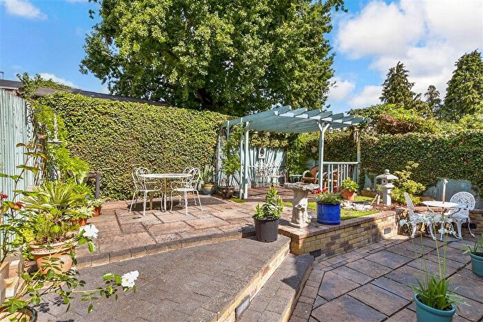 3 Bedroom Semi-Detached House For Sale In Lower Road, Teynham, Sittingbourne, Kent, ME9