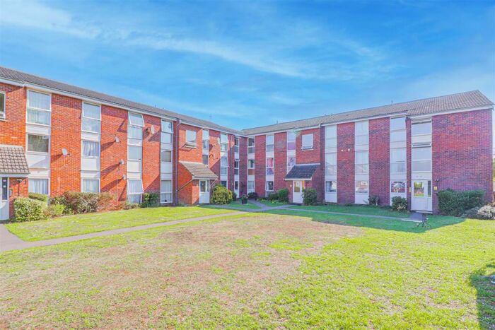 2 Bedroom Flat To Rent In Clyfton Close, Broxbourne, Hertfordshire, EN10