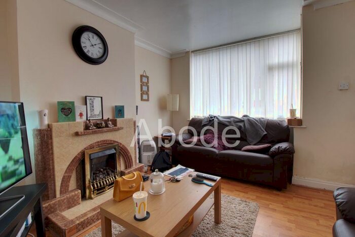 2 Bedroom Property To Rent In Park View Avenue, Leeds, West Yorkshire, LS4