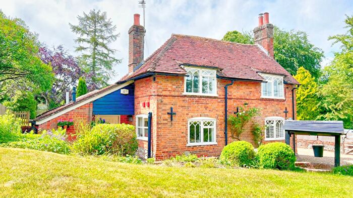 3 Bedroom Detached House For Sale In Bell Hill, Petersfield, Hampshire, GU32