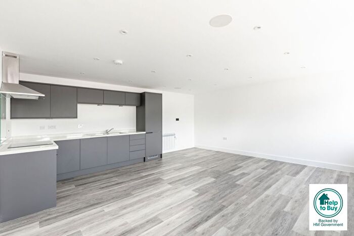 1 Bedroom Flat To Rent In Queens Square, Crawley, RH10