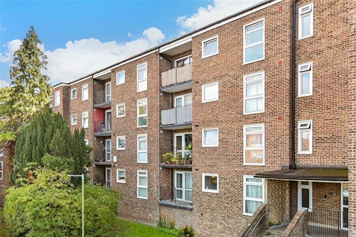 2 Bedroom Flat For Sale In Westmoreland Drive, Sutton, Surrey, SM2