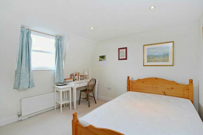 3 Bedroom Flat To Rent In Munster Road, Fulham, London SW6