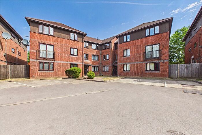 1 Bedroom Flat For Sale In Alexandra Avenue, Camberley, Surrey, GU15