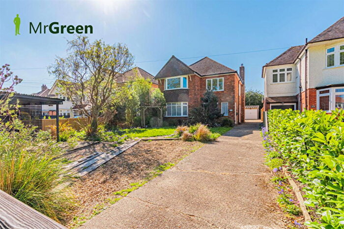 2 Bedroom Apartment To Rent In Carbery Avenue, Bournemouth, BH6