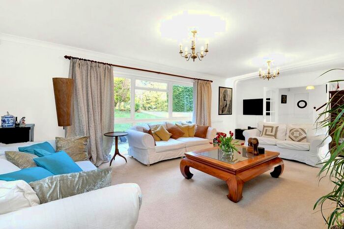 4 Bedroom Detached House To Rent In Beech Close, Cobham, KT11