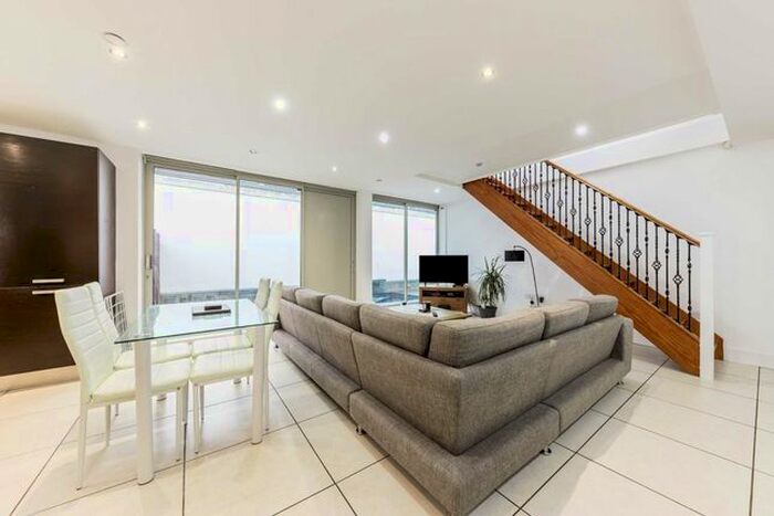 4 Bedroom Property To Rent In Manuka Close, London, W7