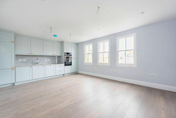2 Bedroom Flat To Rent In Goldhawk Road, Shepherd's Bush, London, W12