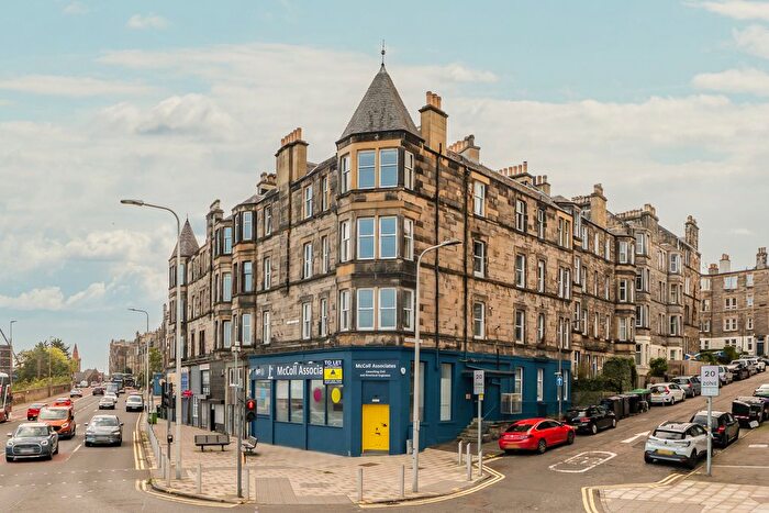 2 Bedroom Flat For Sale In / Meadowbank Place, Edinburgh, EH8