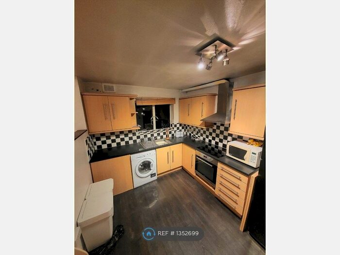 4 Bedroom Flat To Rent In Lyveden Road, London, SW17