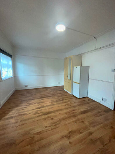 Studio To Rent In Beaconsfield Road, London, N11