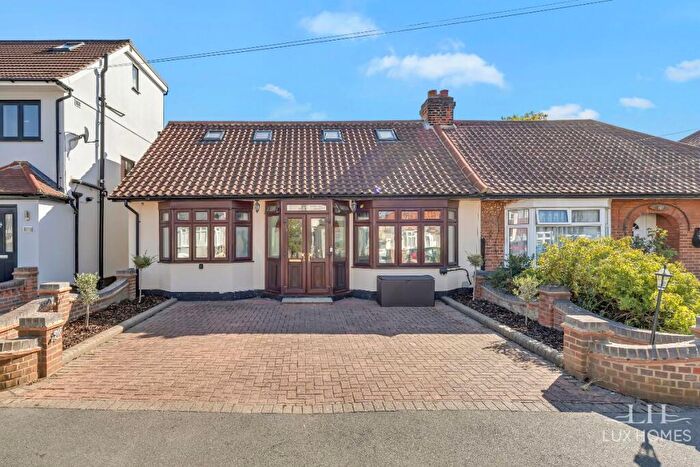 3 Bedroom Bungalow For Sale In Lambourne Gardens, Hornchurch, RM12