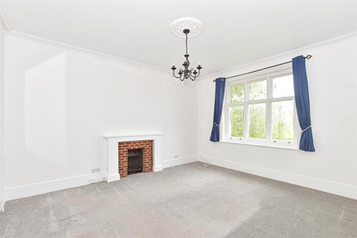 1 Bedroom Flat For Sale In Somers Road, Reigate, Surrey, RH2