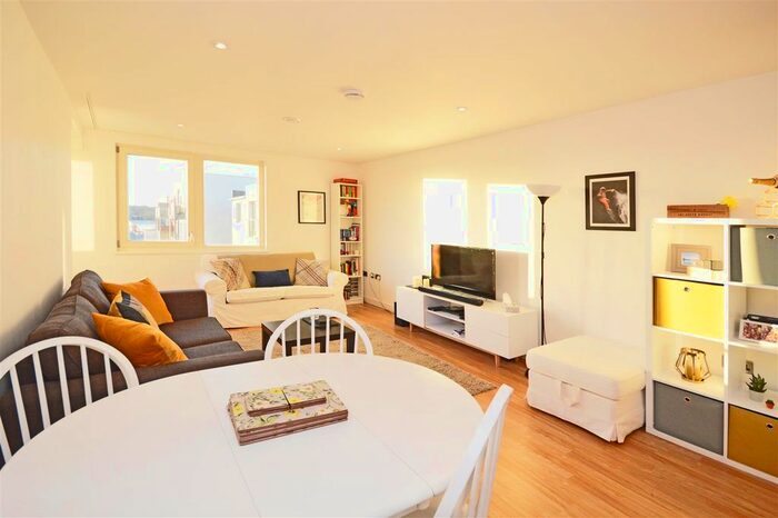 2 Bedroom Flat To Rent In Garden Road, Richmond, TW9