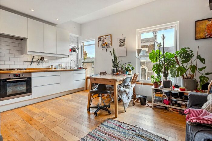 3 Bedroom Flat To Rent In Kellett Road, London, SW2