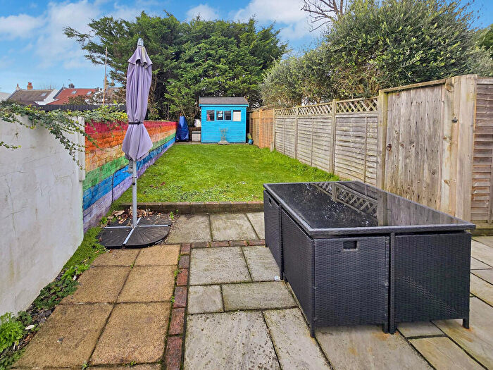 2 Bedroom Flat For Sale In Wilbury Gardens, Hove, BN3