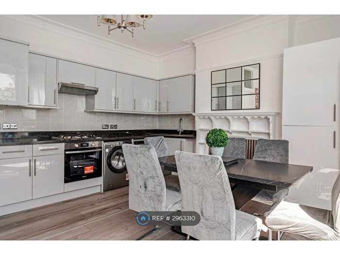 2 Bedroom Flat To Rent In Aldermans Hill, London, N13