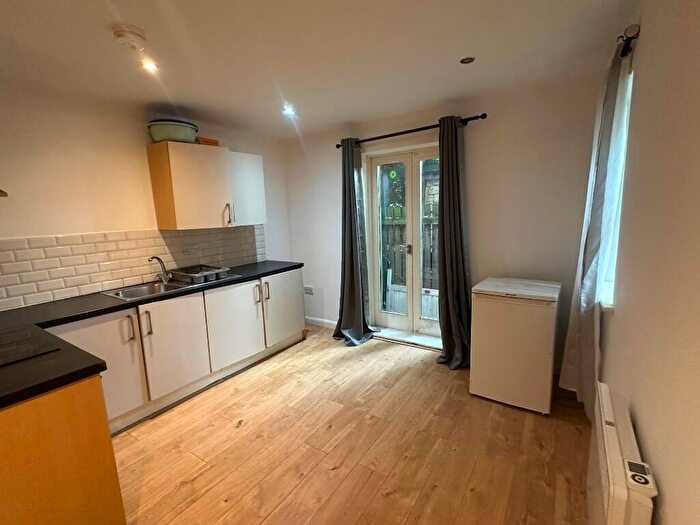 1 Bedroom Flat To Rent In Melbourne Place, Bradford, BD5