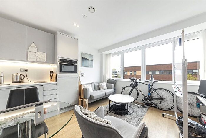 1 Bedroom Flat To Rent In Home Park Mill Link, Hertfordshire, WD4