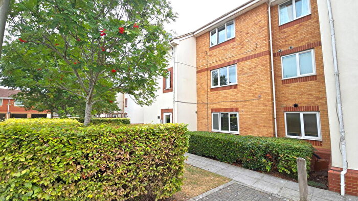 2 Bedroom Apartment For Sale In Redshank Court, Thatcham, RG19
