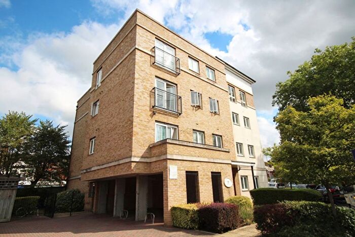 2 Bedroom Flat To Rent In Hawks Road, Kingston Upon Thames, KT1