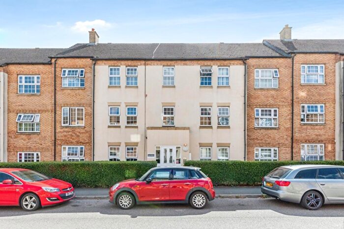 2 Bedroom Flat For Sale In Finney Drive, Grange Park, Northampton, NN4