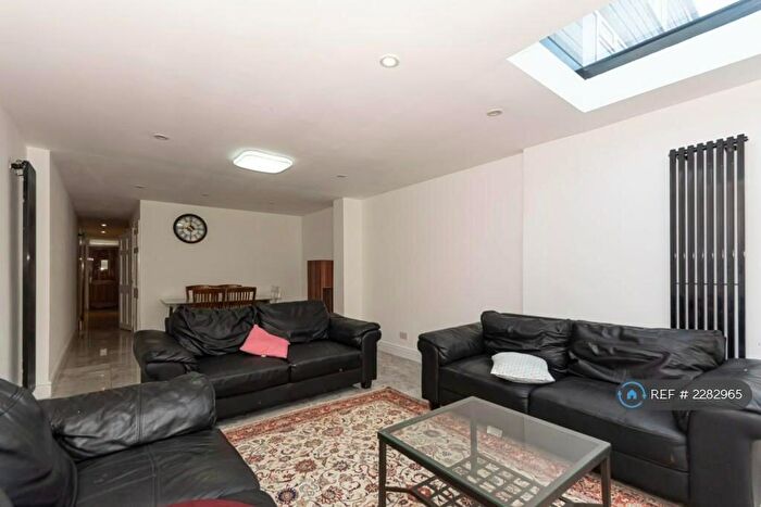 4 Bedroom Semi-Detached House To Rent In Falcon Grove, London, SW11