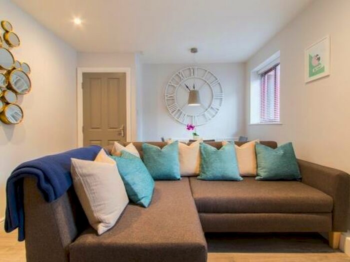 3 Bedroom Flat To Rent In Victoria Road, Leeds, LS6