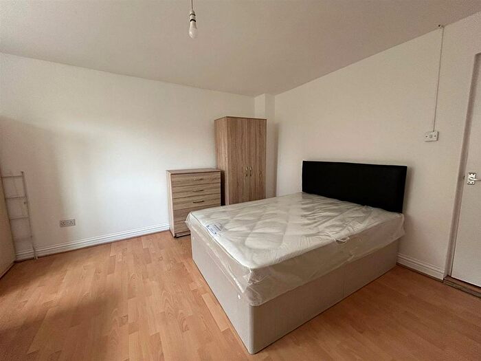 3 Bedroom Flat To Rent In North End Road, Fulham, SW6