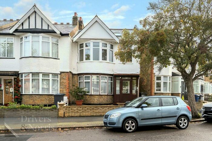 3 Bedroom Apartment To Rent In Hutton Grove, North Finchley, London, N12