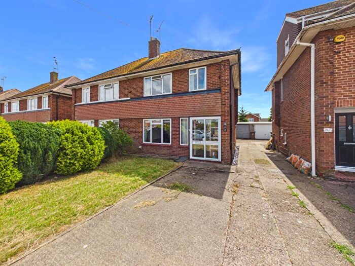 3 Bedroom Semi Detached House For Sale In Westmorland Avenue, Turnfurlong, Aylesbury, HP21