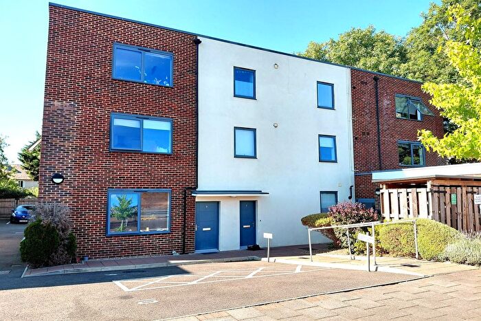 2 Bedroom Flat To Rent In Maynard House, AL10