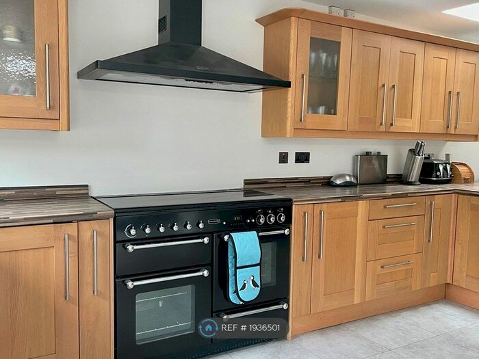 4 Bedroom Semi-Detached House To Rent In Beech Grove, York, YO26