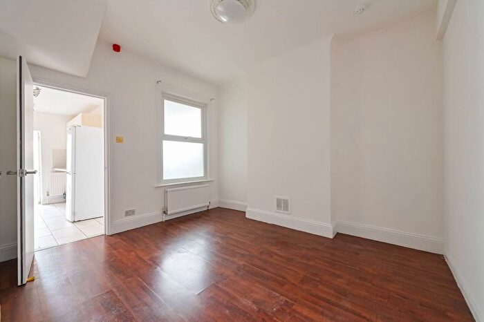 3 Bedroom Terraced House To Rent In Bury Road, Wood Green, London, N22