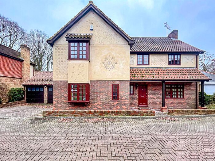 4 Bedroom Detached House For Sale In Tyrells, Hockley, SS5