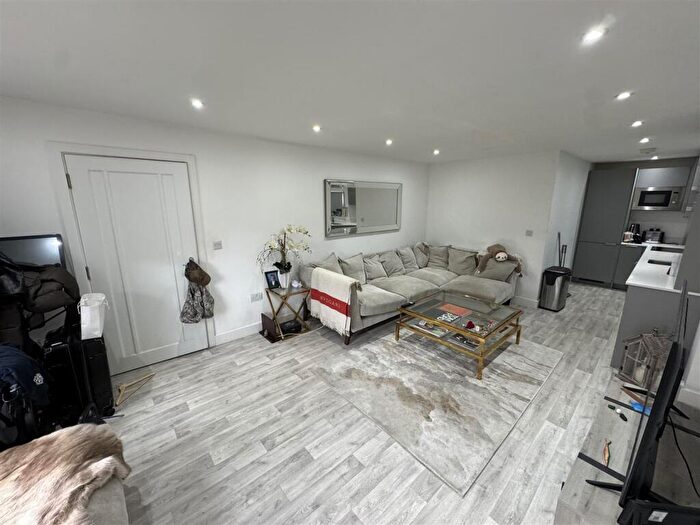 2 Bedroom Flat To Rent In Alpha Cottage, Lloyd Place, Ware, SG12