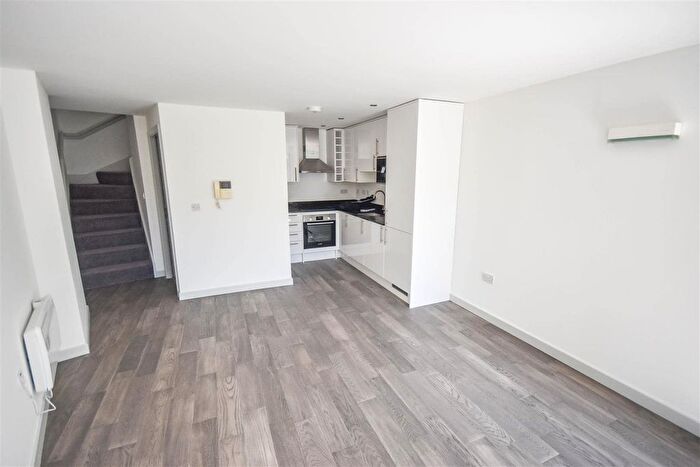 1 Bedroom Flat To Rent In London Road, Brentford, TW8