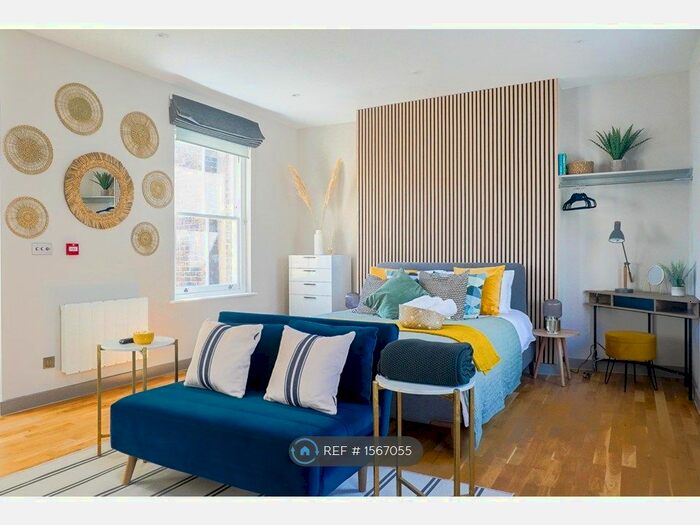 Studio To Rent In The George, London, N7