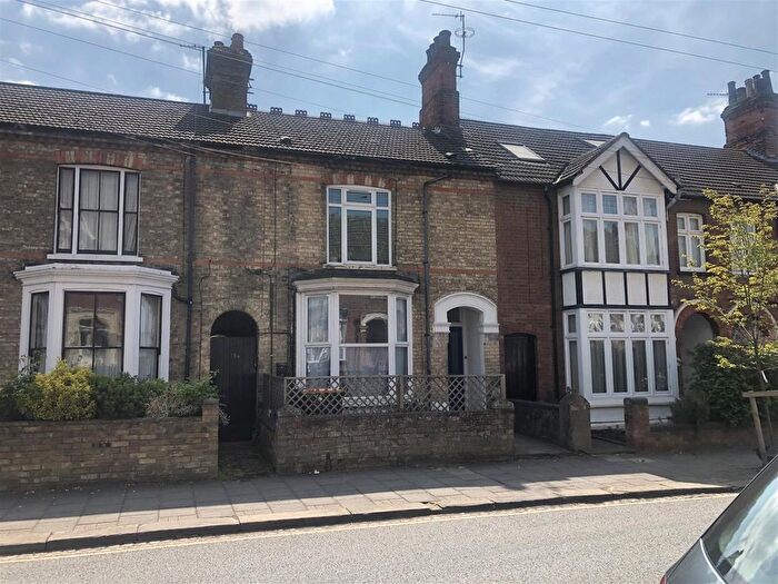 2 Bedroom Flat To Rent In Castle Road, Bedford, MK40