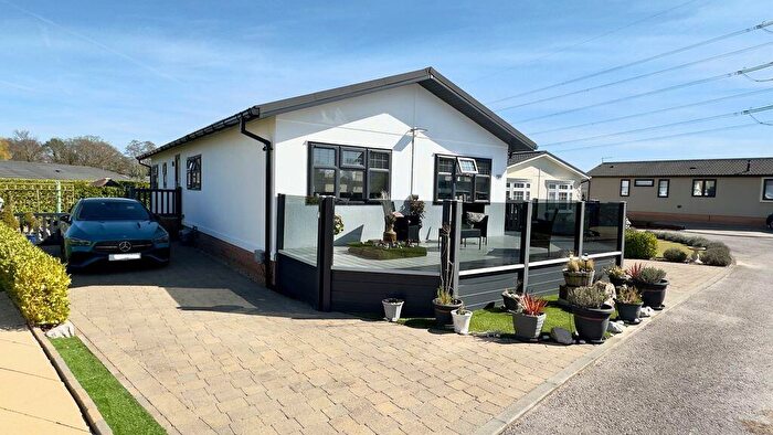 2 Bedroom Park Home For Sale In Wickham Court, North Boarhunt, PO17