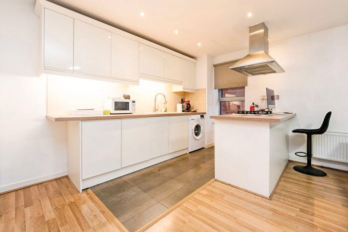 2 Bedroom Flat To Rent In Queen Mary Avenue, London, E18