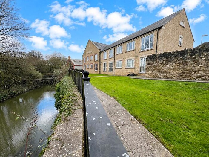 2 Bedroom Flat To Rent In Harris Close, Frome, Somerset, BA11
