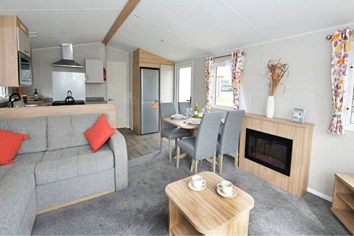 2 Bedroom Mobile/park Home For Sale In Oxwich, Swansea, SA3