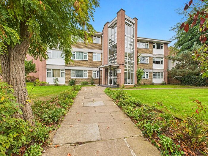 3 Bedroom Flat To Rent In Fairacre, Isleworth, TW7