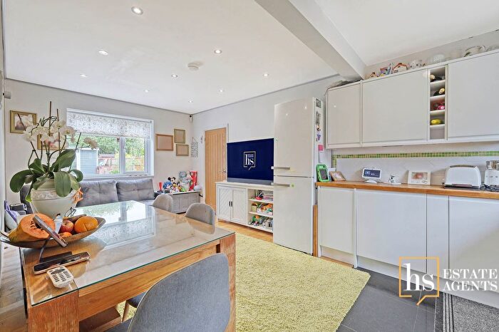3 Bedroom Semi-Detached House For Sale In Elizabeth Road, Brentwood, CM15