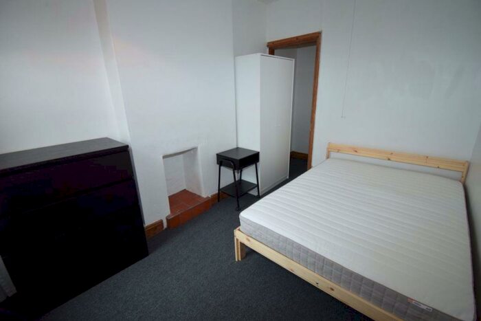 2 Bedroom House To Rent In Available Summer -, DE22